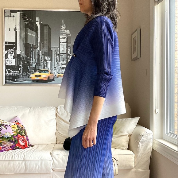 Micropleated blue ombre top - Picture 6 of 17